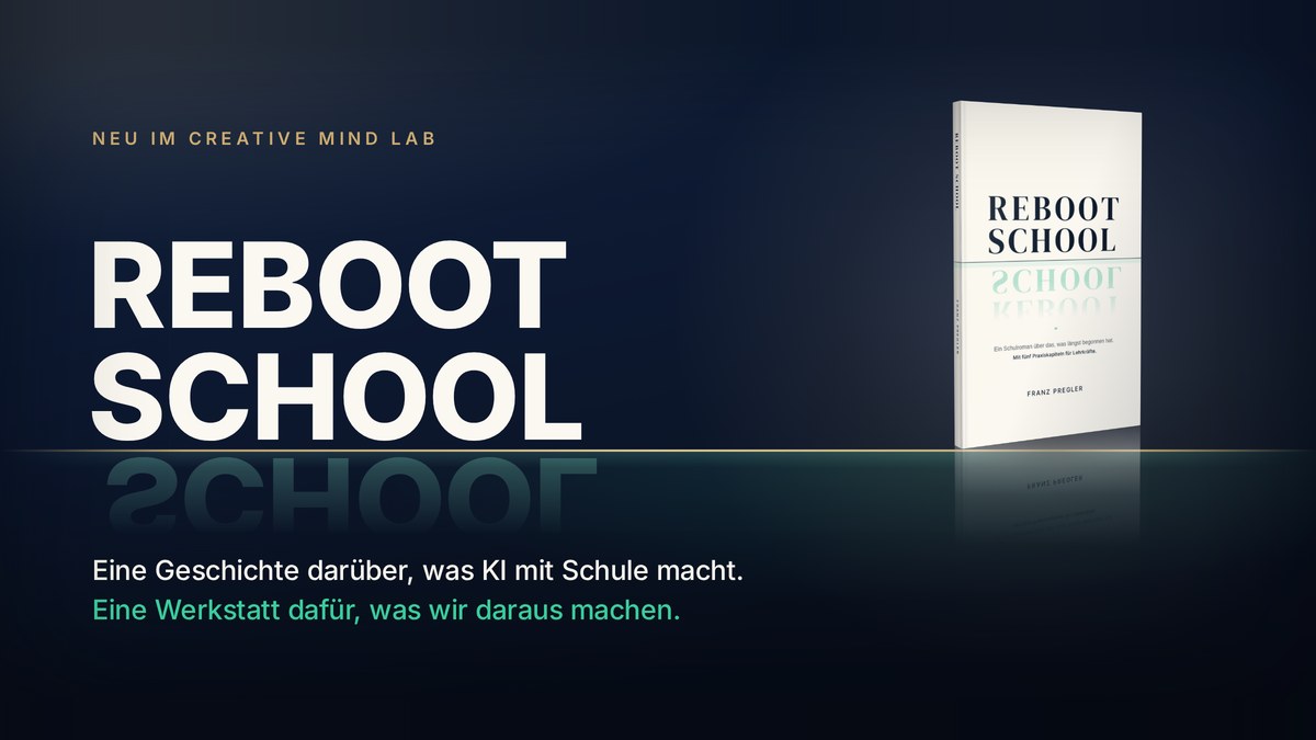 Das Buch „Reboot School“ von Franz Pregler steht auf einer spiegelnden Fläche vor dunkelblauem Hintergrund, daneben der Titel REBOOT SCHOOL und der Satz: Eine Geschichte darüber, was KI mit Schule macht. Eine Werkstatt dafür, was wir daraus machen.